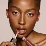 ⁦FENTY BEAUTY- 05 HOT CHOCOLIT 9mL ملمع الشفاه فينتي بيوتي جلوس بومب 9 مل⁩ - الصورة ⁦2⁩
