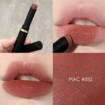⁦MAC - ( 892 Over The Taupe ) بودرة ماك كيس فيلفيت بلور سليم⁩ - الصورة ⁦2⁩