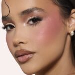 ⁦HUDA BEAUTY- ROSE BERRY 7.5g باليت أحمر الخدود والهايلايتر من هدى بيوتي، بتأثير فلتر التمويه⁩ - الصورة ⁦4⁩