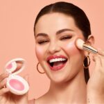 ⁦RARE BEAUTY-أحمر خدود بودرة ناعم لامع(JOY)2.8g⁩ - الصورة ⁦2⁩